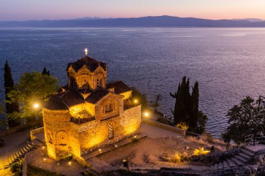 Kuzey Makedonya 'daki Ohri Gölü yakınlarındaki Kaneo' daki St. John Kilisesi 'nin akşam manzarası
