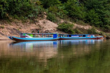 Nam Ou Nehri 'nde tekneler, Laos.