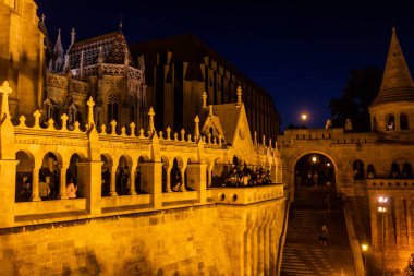 BUDAPEST, HUNGARY - 14 Ağustos 2019: Budapeşte, Macaristan 'daki Budapeşte kalesindeki Balıkçı Kalesi' nin Akşam Görüşü