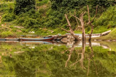 Laos 'un Phongsali eyaletindeki Nam Ou Nehri' nde tekneler.
