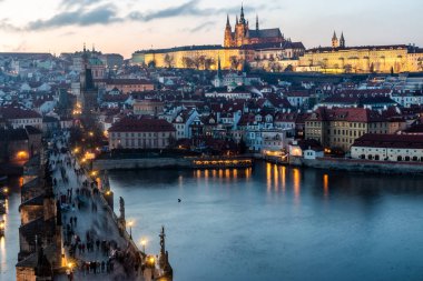 Prag Şatosu ve Çek Cumhuriyeti Prag 'daki Charles Köprüsü manzarası