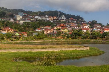 Phongsali kasabasında küçük bir gölet, Laos