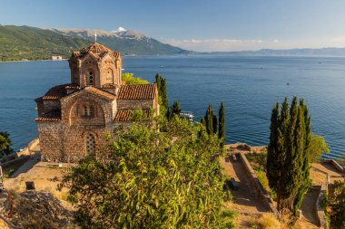 Kuzey Makedonya 'daki Ohri Gölü yakınlarındaki Kaneo' daki St. John Kilisesi