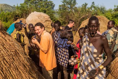 OMO VALLEY, ETHIOPIA - 6 Şubat 2020: Mursi kabilesi köyü, Etiyopya