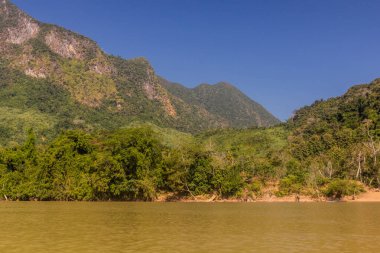 Nong Khiaw, Laos yakınlarındaki Nam Ou nehrinin manzarası.