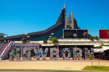 PRİŞTİNE, KOSOVO - 13 Ağustos 2019: Kosova 'nın Priştine kentindeki Gençlik ve Spor Merkezi önündeki Yeni Doğan Anıtı