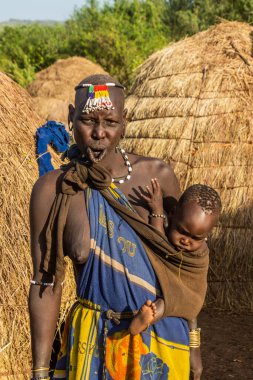 OMO VALLEY, ETHIOPIA - 6 Şubat 2020: Mursi kabilesi kadını Etiyopya 'daki köyünde