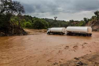 Kamyon Etiyopya 'daki Kizo Nehri' nin sularında sıkıştı.