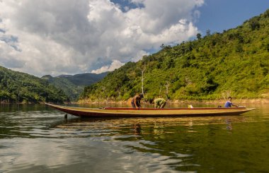 NAM OU, LAOS - 23 Kasım 2019: Phongsali 'deki Nam Ou nehrinde tekne