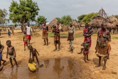 KORCHO, ETHIOPIA - 4 Şubat 2020: Korcho köyündeki Karo kabilesi üyeleri, Etiyopya