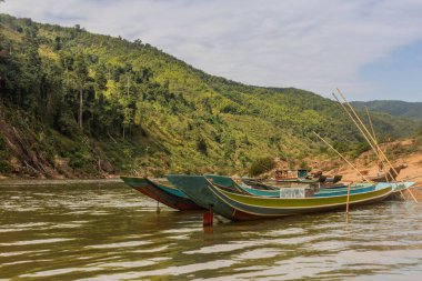 Laos 'un Phongsali eyaletindeki Nam Ou Nehri' nde tekneler.