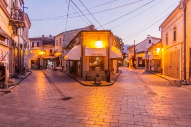 BITOLA, NORTH MACEDONIA - 5 Ağustos 2019: Bitola, Kuzey Makedonya 'daki Stara Charshija (Eski Pazar) caddelerinin akşam manzarası