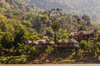 Nong Khiaw 'daki evler Nam Ou nehrinden Laos' a bakıyordu.