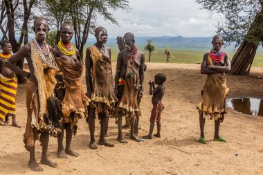 KORCHO, ETHIOPIA - 4 Şubat 2020: Karo kabile kadınları Korcho köyünde, Etiyopya