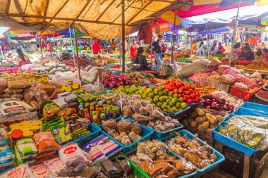 LUANG NAMTHA, LAOS - 15 Kasım 2019: Luang Namtha kasabasındaki pazar manzarası, Laos