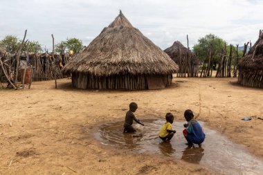 KORCHO, ETHIOPIA - 4 Şubat 2020: Etiyopya 'nın Korcho köyündeki Karo kabilesinin çocukları