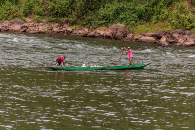 HAT SA, LAOS - 23 Kasım 2019: Kum, Laos 'un Phongsali ilindeki Hat Sa köyündeki Nam Ou nehrinde tekne tahsilatı