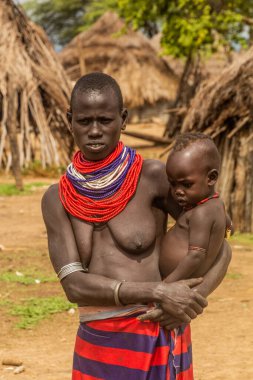 KORCHO, ETHIOPIA - 4 Şubat 2020: Karo kabile kadını Etiyopya 'nın Korcho köyünde