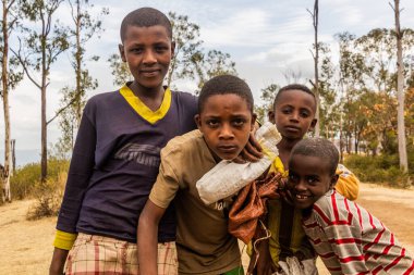 HAWASSA, ETHIOPIA - 27 HAZİRAN 2020: Hawassa, Etiyopya 'daki Tabor Dağı' ndaki Çocuklar