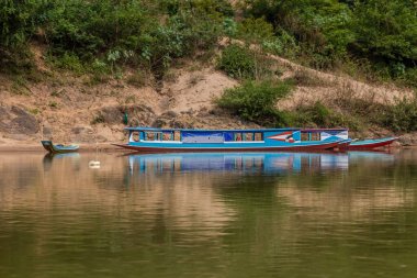 Nam Ou Nehri 'nde tekneler, Laos.