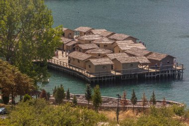 OHRID, NORTH MACEDONIA - 8 Ağustos 2019: Kemik Körfezi, tarih öncesi yerleşim, Kuzey Makedonya 'nın Ohri Gölü' nde bronz çağ yerleşiminin yeniden inşası