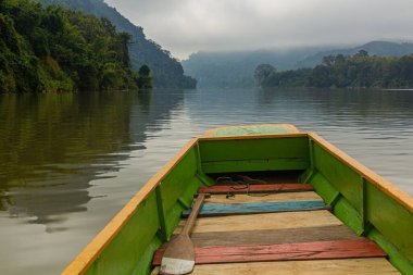Nam Ou nehrinde yol alan tekne, Laos.