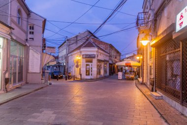 BITOLA, NORTH MACEDONIA - 5 Ağustos 2019: Bitola, Kuzey Makedonya 'daki Stara Charshija (Eski Pazar) caddelerinin akşam manzarası