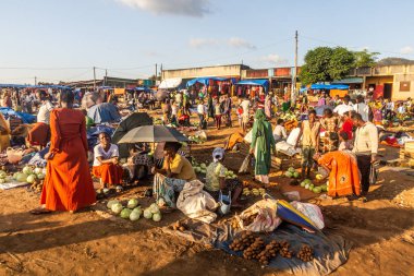 JINKA, ETHIOPIA - 5 Şubat 2020: Jinka, Etiyopya 'da bir pazara bakış