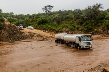 OMO VALLEY, ETHIOPIA - 4 Şubat 2020: Kamyon Etiyopya 'nın Etiyopya eyaletinin Kizo Nehri' nin sularında sıkıştı