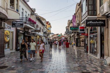 OHRID, NORTH MACEDONIA - 7 Ağustos 2019: Kuzey Makedonya 'nın Ohri kentindeki yaya caddesi