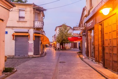 BITOLA, NORTH MACEDONIA - 5 Ağustos 2019: Bitola, Kuzey Makedonya 'daki Stara Charshija (Eski Pazar) caddelerinin akşam manzarası