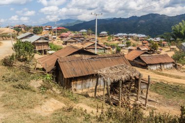 Laos 'un Phongsali ilindeki Samarkisay köyünün manzarası