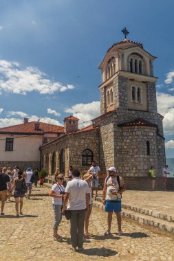 SVETİ NAUM, NORTH MACEDONIA - 8 AĞUSTOS 2019: İnsanlar Ohri Gölü, Kuzey Makedonya 'daki Sveti Naum manastırını ziyaret etti