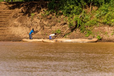 Omorate, ETHIOPIA - 5 Şubat 2020: Etiyopya 'nın Omorate köyü yakınlarındaki Omo nehrindeki Kanolar
