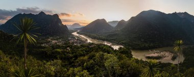 Phanoi bakış açısından, Muang Ngoi Neua köyü ve Nam Ou nehrinin günbatımı manzarası, Laos