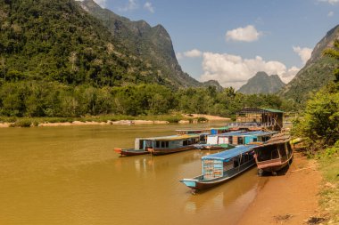 Laos 'taki Muang Ngoi Neua köyündeki Nam Ou Nehri' nde tekneler.