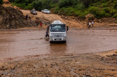 OMO VALLEY, ETHIOPIA - 4 Şubat 2020: Kamyon Etiyopya 'nın Etiyopya eyaletinin Kizo Nehri' nin sularında sıkıştı