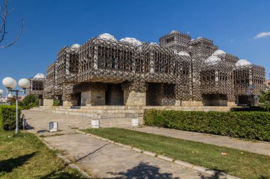 PRİŞTİNE, KOSOVO - 13 Ağustos 2019: Priştine, Kosova 'daki Kosova Ulusal Kütüphanesi