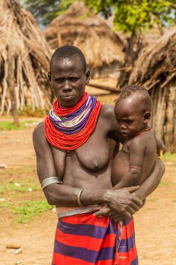 KORCHO, ETHIOPIA - 4 Şubat 2020: Karo kabile kadını Etiyopya 'nın Korcho köyünde