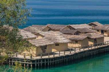Kemikler Körfezi, tarih öncesi yerleşim yeri, Kuzey Makedonya 'nın Ohri Gölü' nde bronz çağ yerleşiminin yeniden inşası