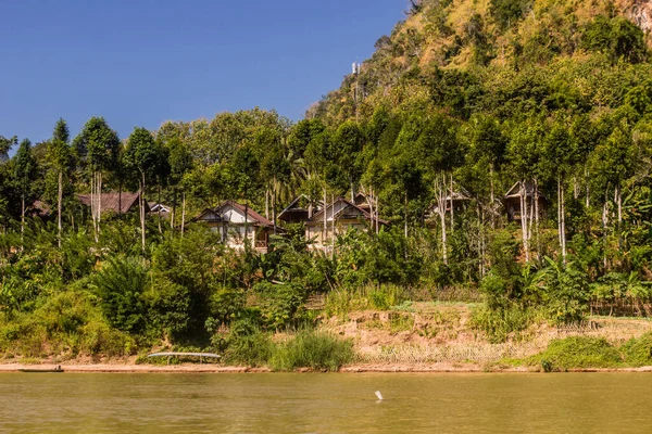 Huizen Nong Khiaw Gezien Vanaf Nam Rivier Laos — Stockfoto