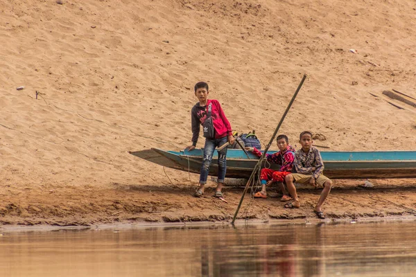 Nam Laos Noviembre 2019 Niños Con Barco Río Nam Provincia — Foto de Stock