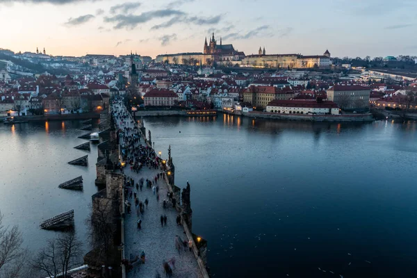 布拉格城堡和捷克共和国布拉格查尔斯桥的景观 — 图库照片