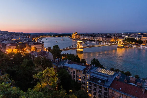 ブダペスト ハンガリーのSechenyi Lanchid橋とドナウ川の夕景 — ストック写真