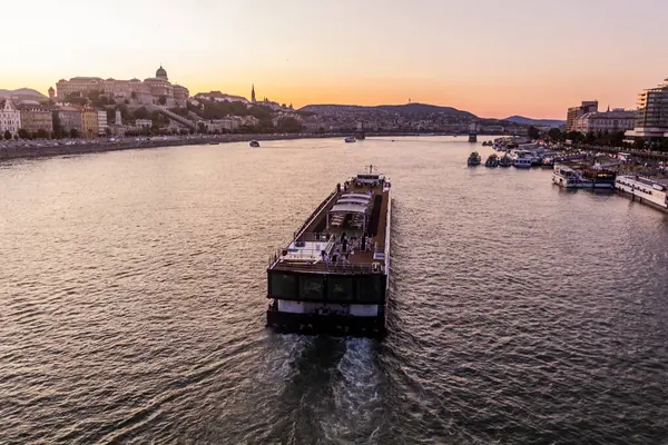 Macaristan Budapeşte Kentindeki Tuna Nehrinin Akşam Manzarası — Stok fotoğraf