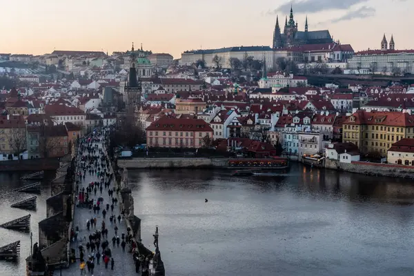 チェコ共和国プラハ城とカレル橋の眺め — ストック写真