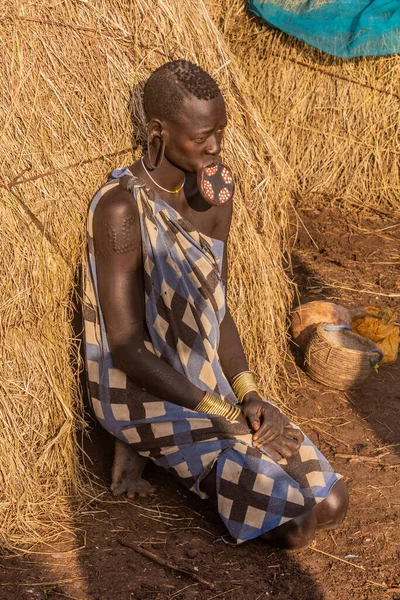 stock image OMO VALLEY, ETHIOPIA - FEBRUARY 6, 2020: Mursi tribe woman in her village, Ethiopia