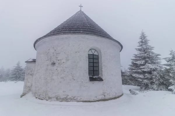 Vista Inverno Capela Kaple Kunstatska Montanhas Orlicke Hory República Checa — Fotografia de Stock