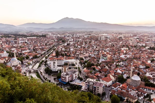 コソボプリズレン町の日没の空の景色 — ストック写真