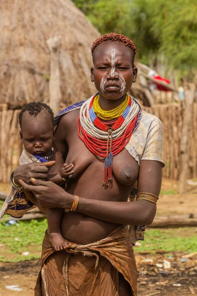 stock image KORCHO, ETHIOPIA - FEBRUARY 4, 2020: Karo tribe woman in Korcho village, Ethiopia